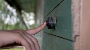 Ringe-paa-doerklokke-scaled-900×500