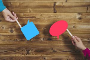 ボードを持つ男女